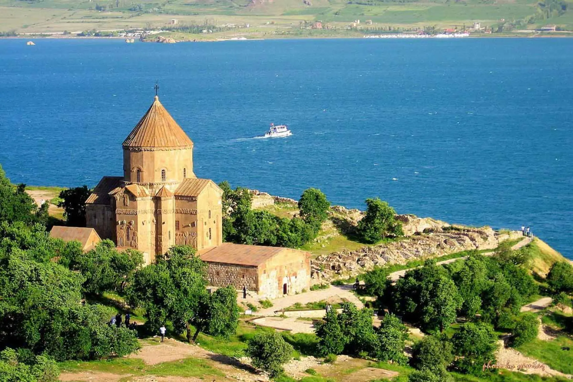 کلیسای صلیب مقدس در جزیره آکدامار دریاچه وان