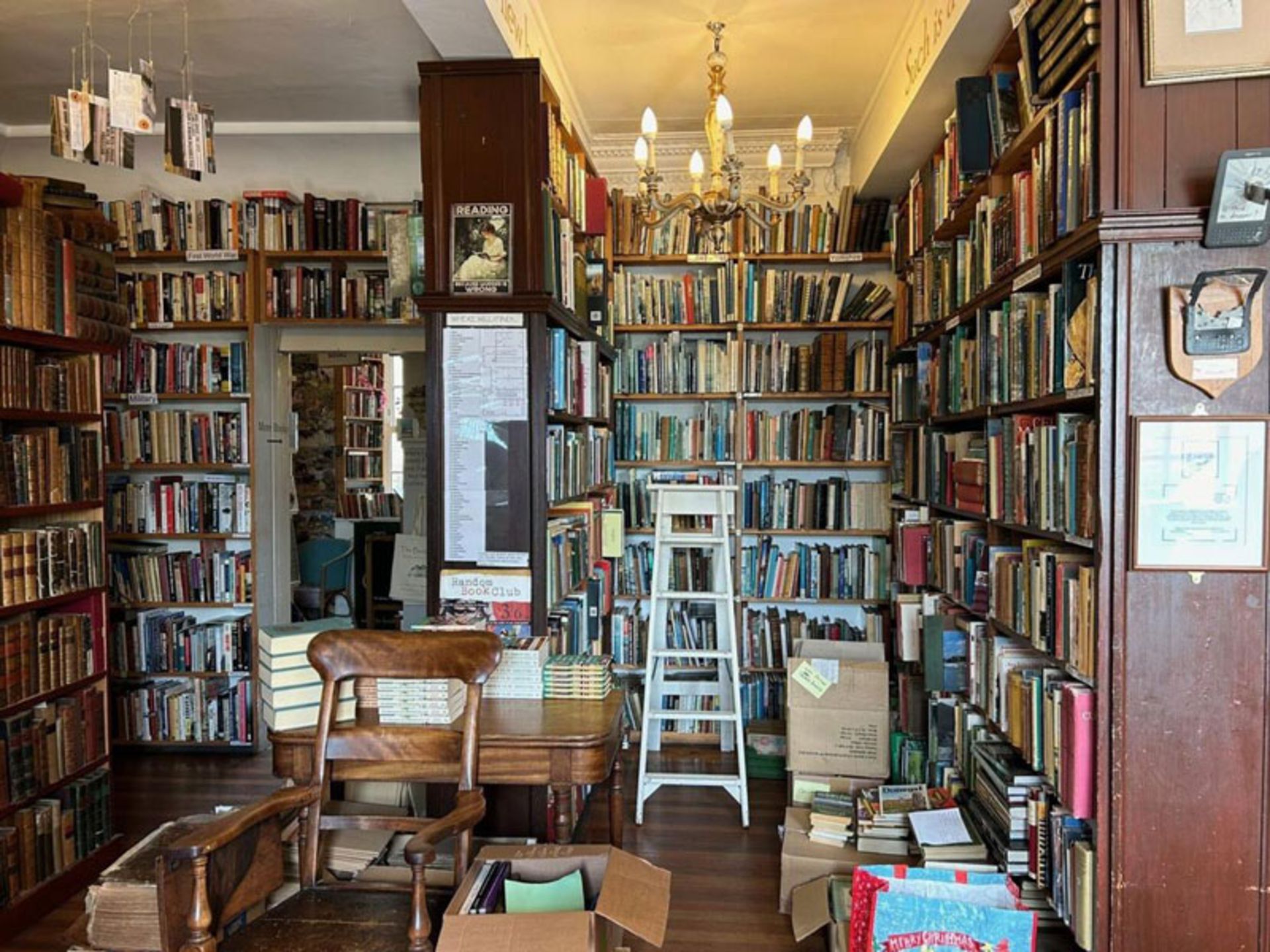 کتابخانه قدیمی و شلوغ