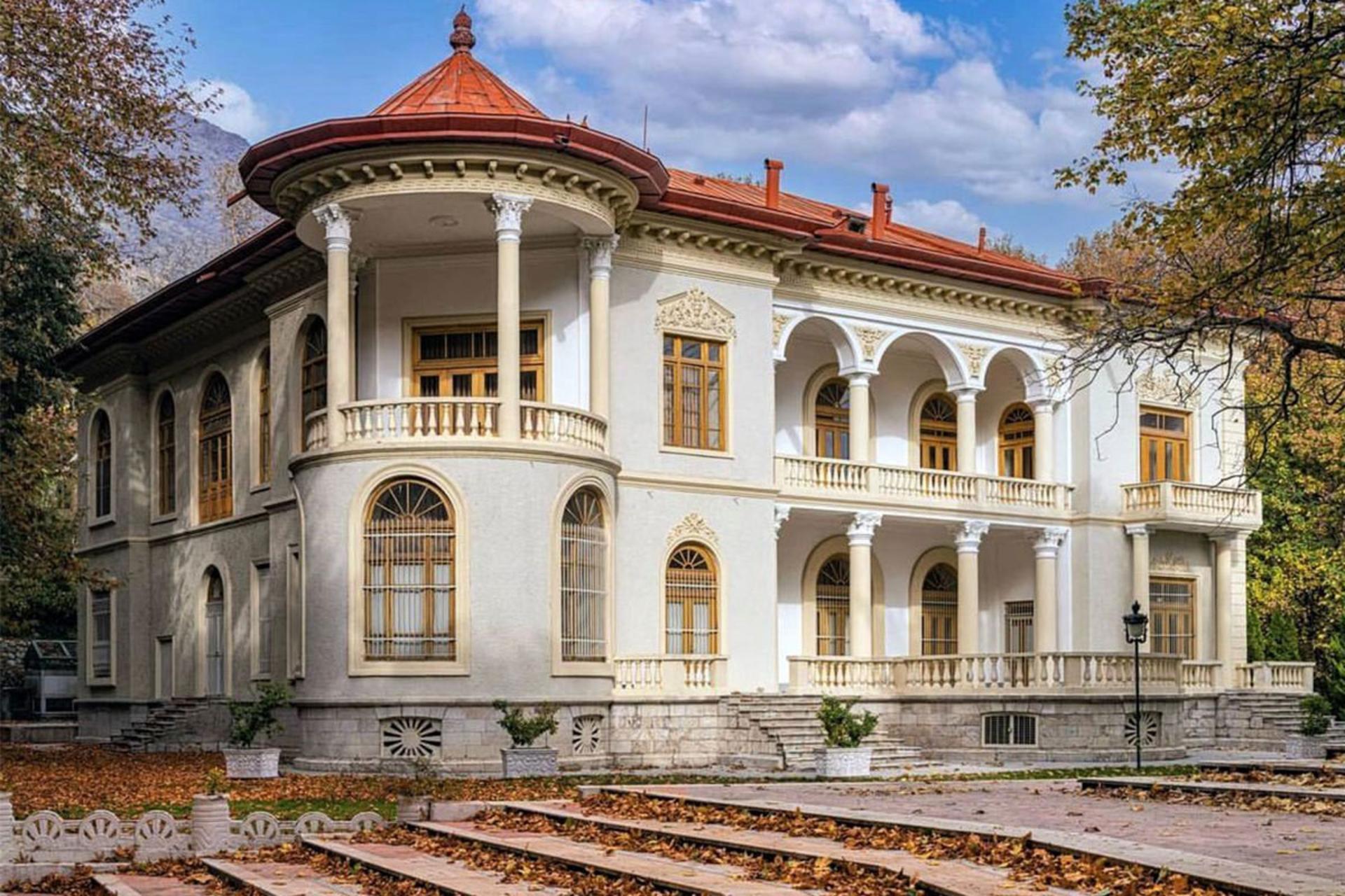 ساختمان سفید کاخ سعدآباد در پاییز