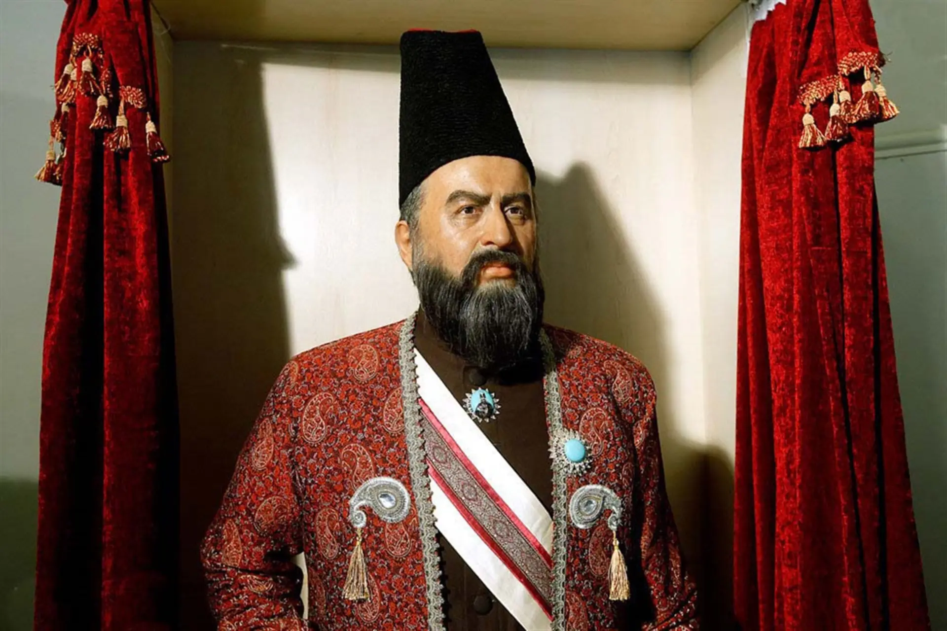 تندیس امیرکبیر با لباس قاجاری در موزه