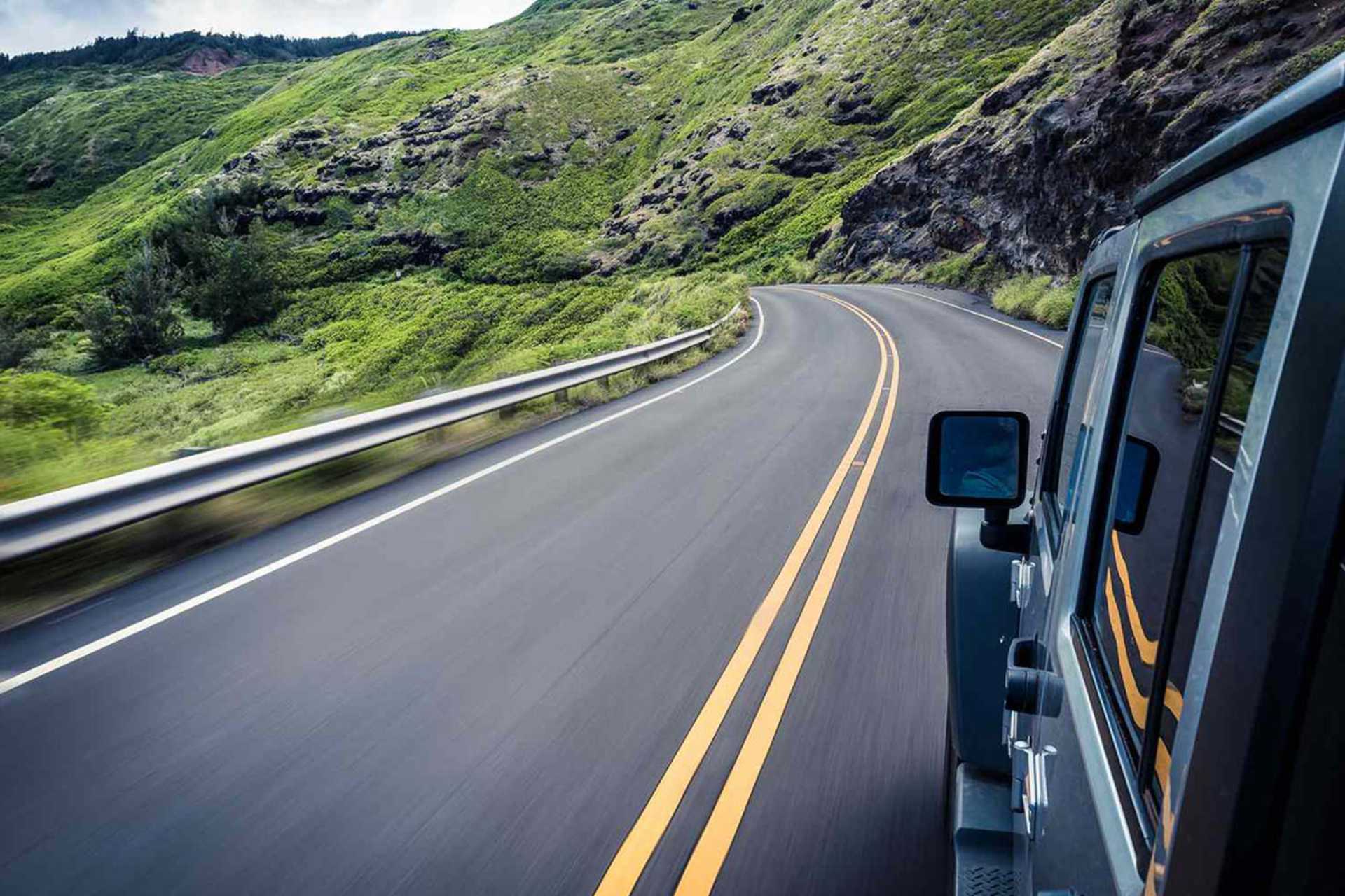 سفر زمینی در مسیر کوهستانی و خلوت