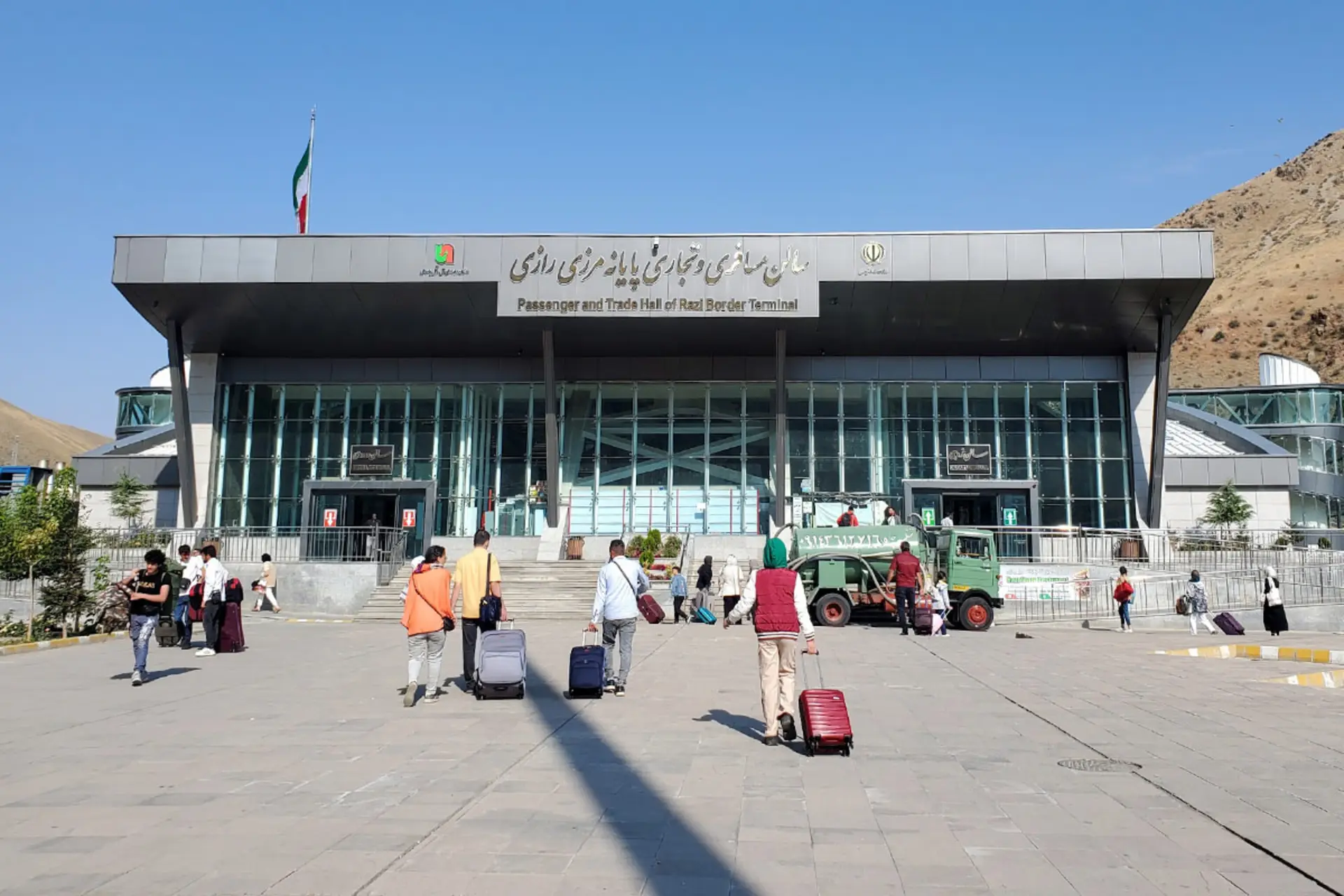 تردد مسافران در پایانه رازی