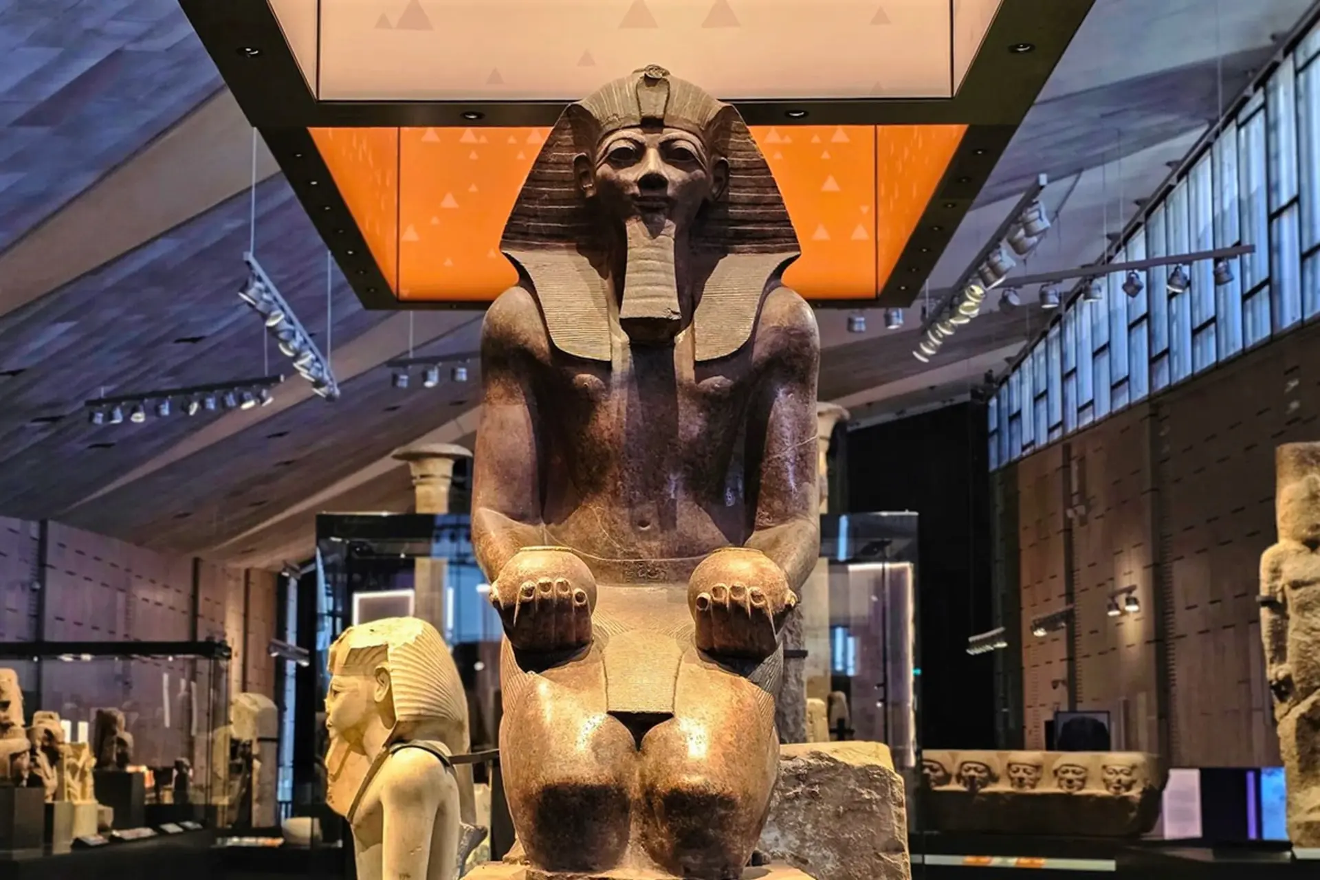 مجسمه بزرگی در موزه بزرگ مصر 