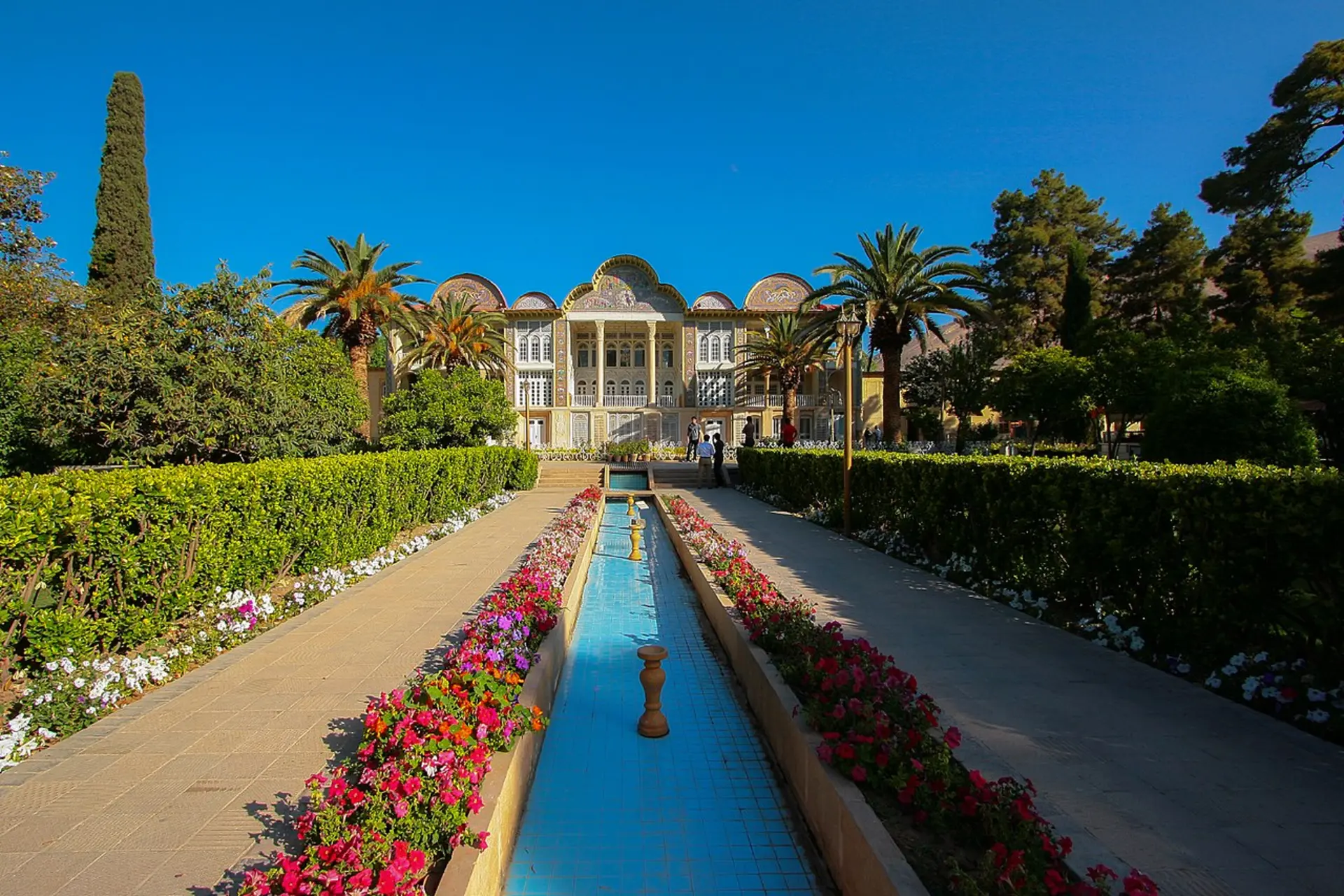 جوی آب، گل ها، درختان و عمارت باغ ارم شیراز