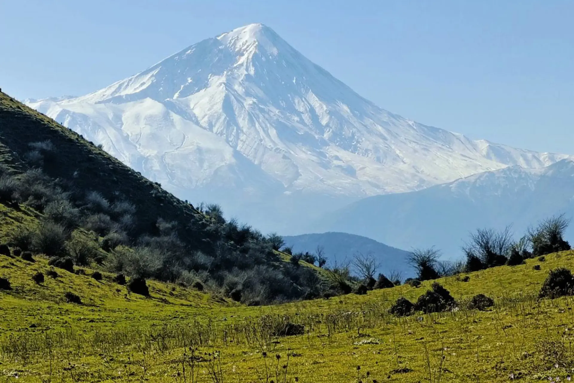 چشم انداز قله دماوند از جنگل الیمستان