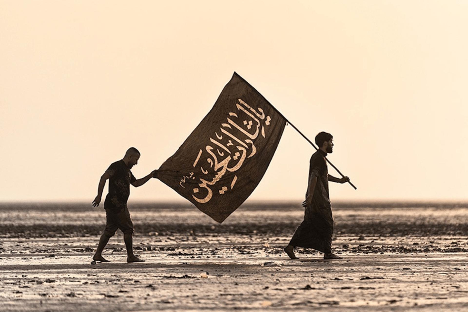 حمل پرچم امام حسین (ع) در پیاده روی اربعین