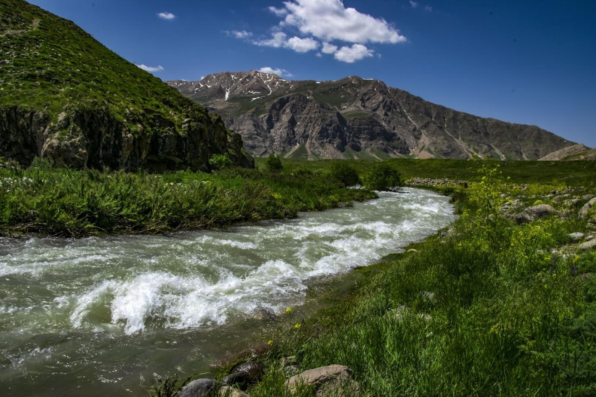 طبیعت زیبای لار با رودخانه جاری