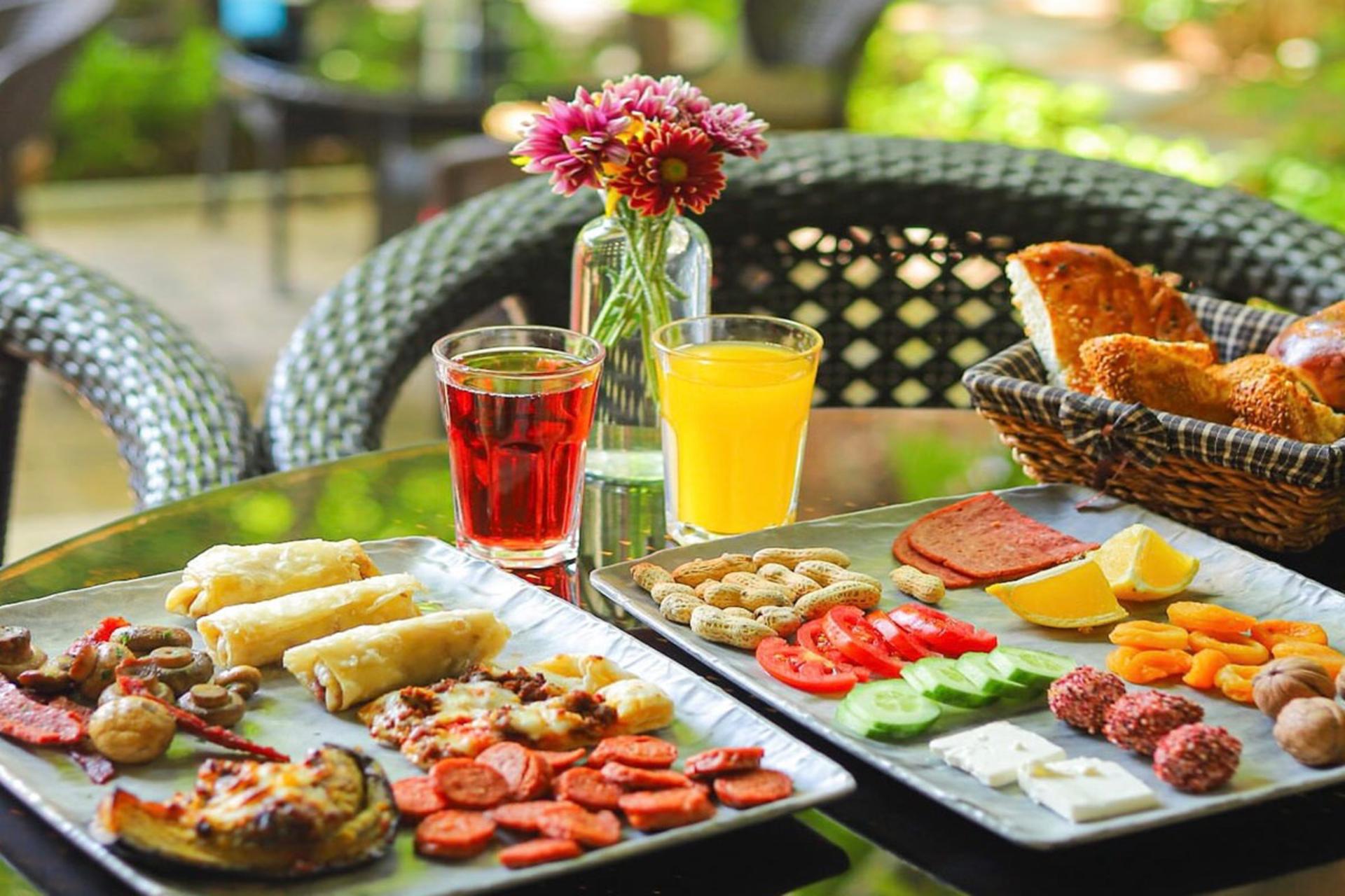 میز صبحانه کافه باغ کاریز
