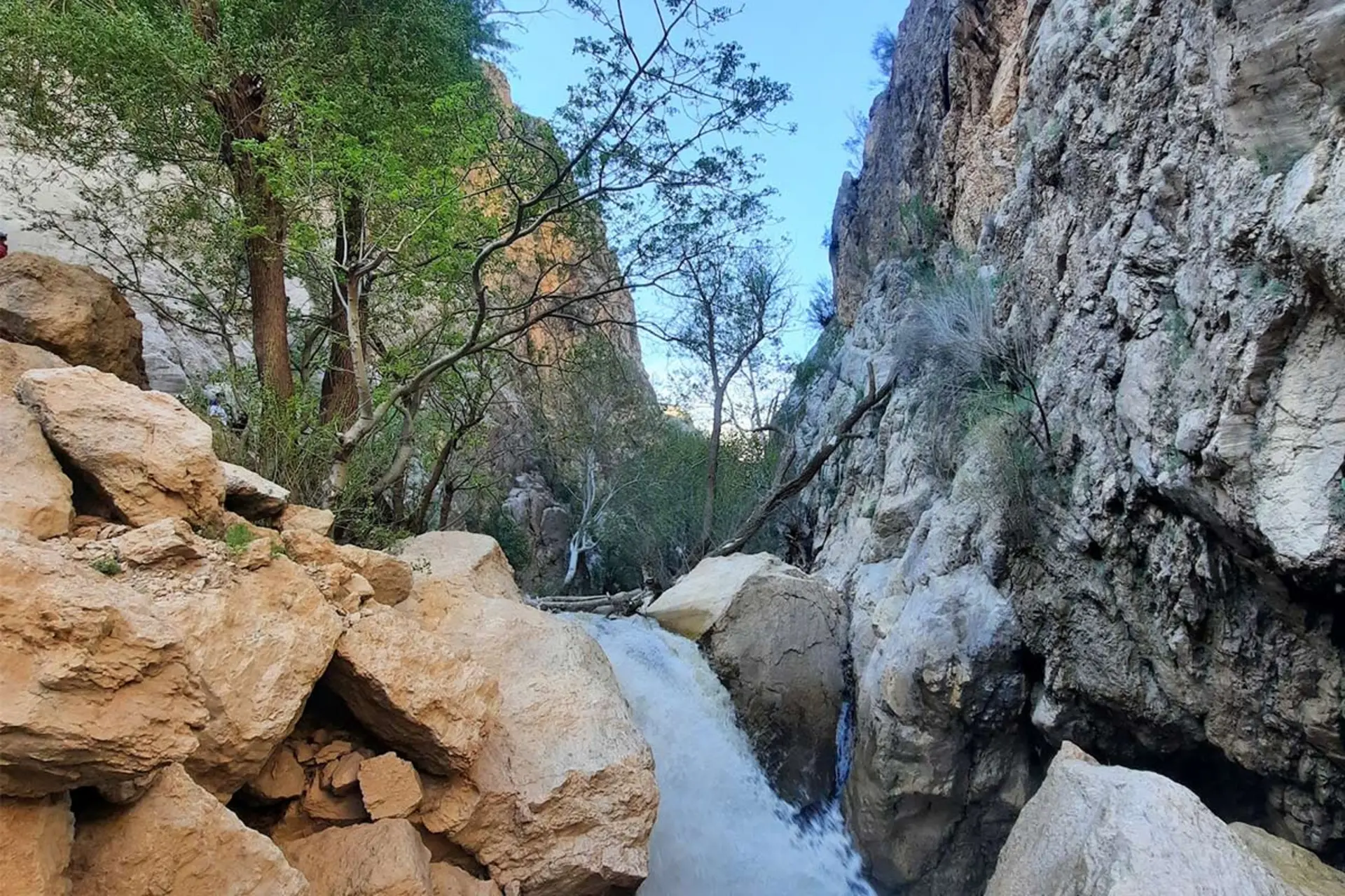 رودخانه در میان صخره های تنگ مهریان