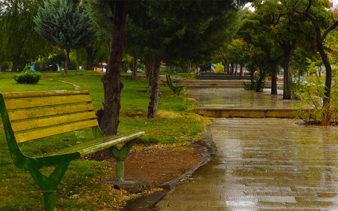 نیمکت پارک ساحلی یاسوج در باران