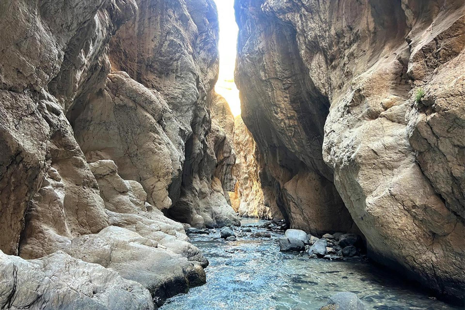 جریان رودخانه در میان صخره های تنگه زمان