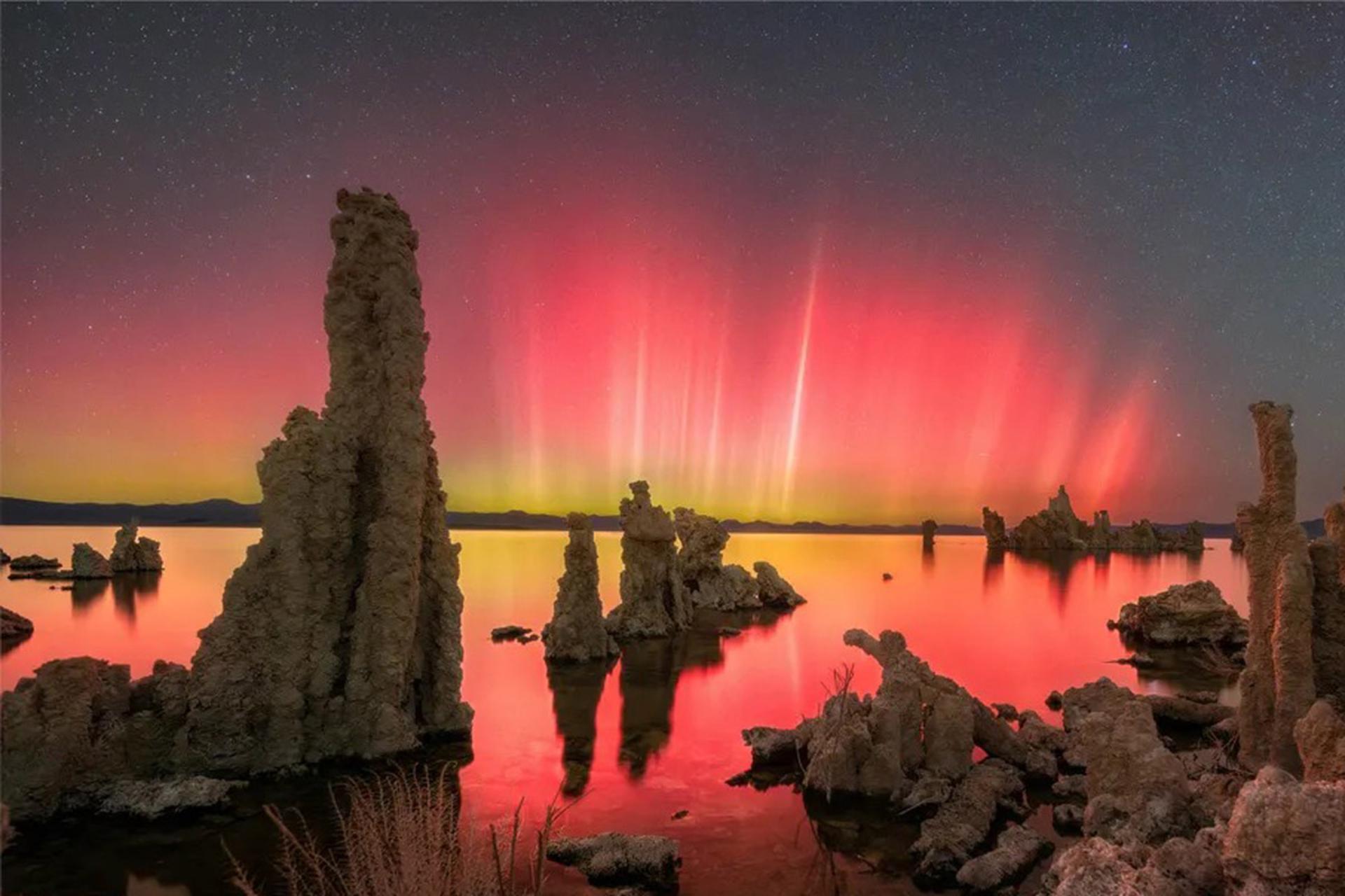 منظره شفق قطبی بالای دریاچه