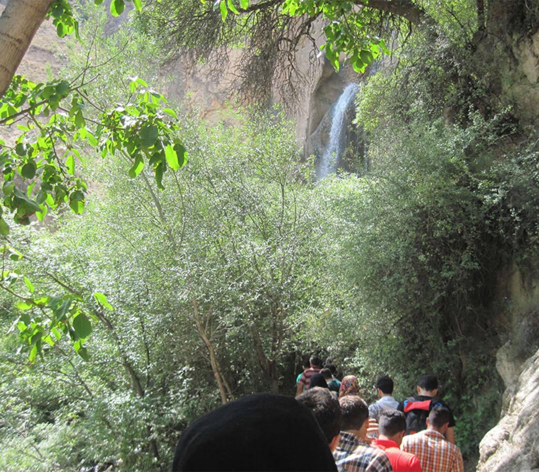 گردشگران در مسیر آبشار شاهاندشت