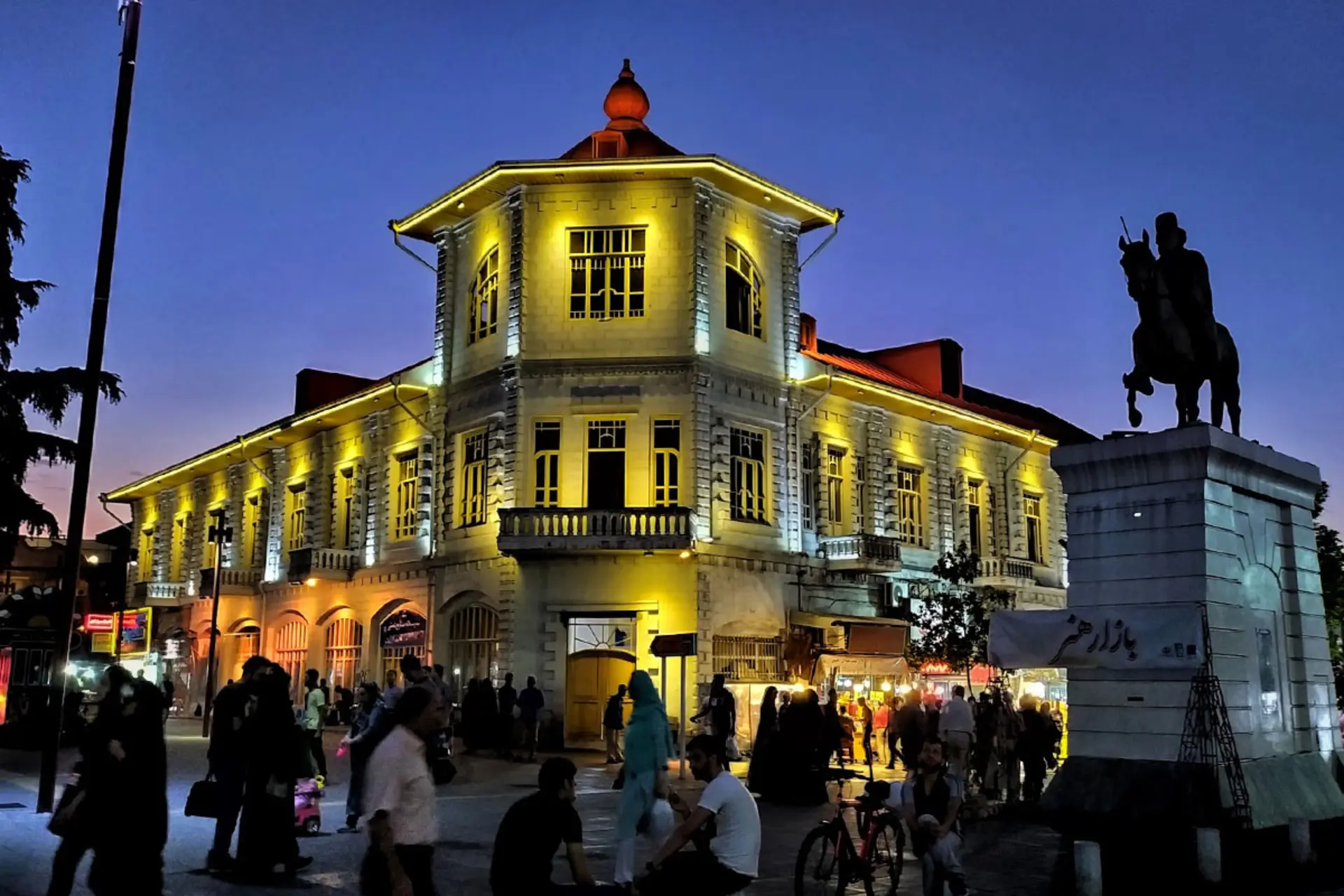 ساختمان شهرداری رشت در شب