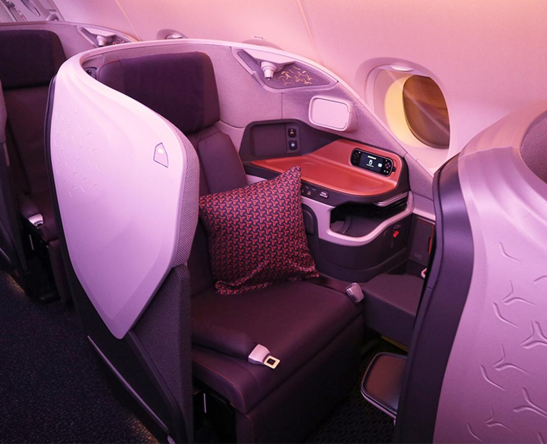 فضای داخل ایرباس A380 با تم بنفش