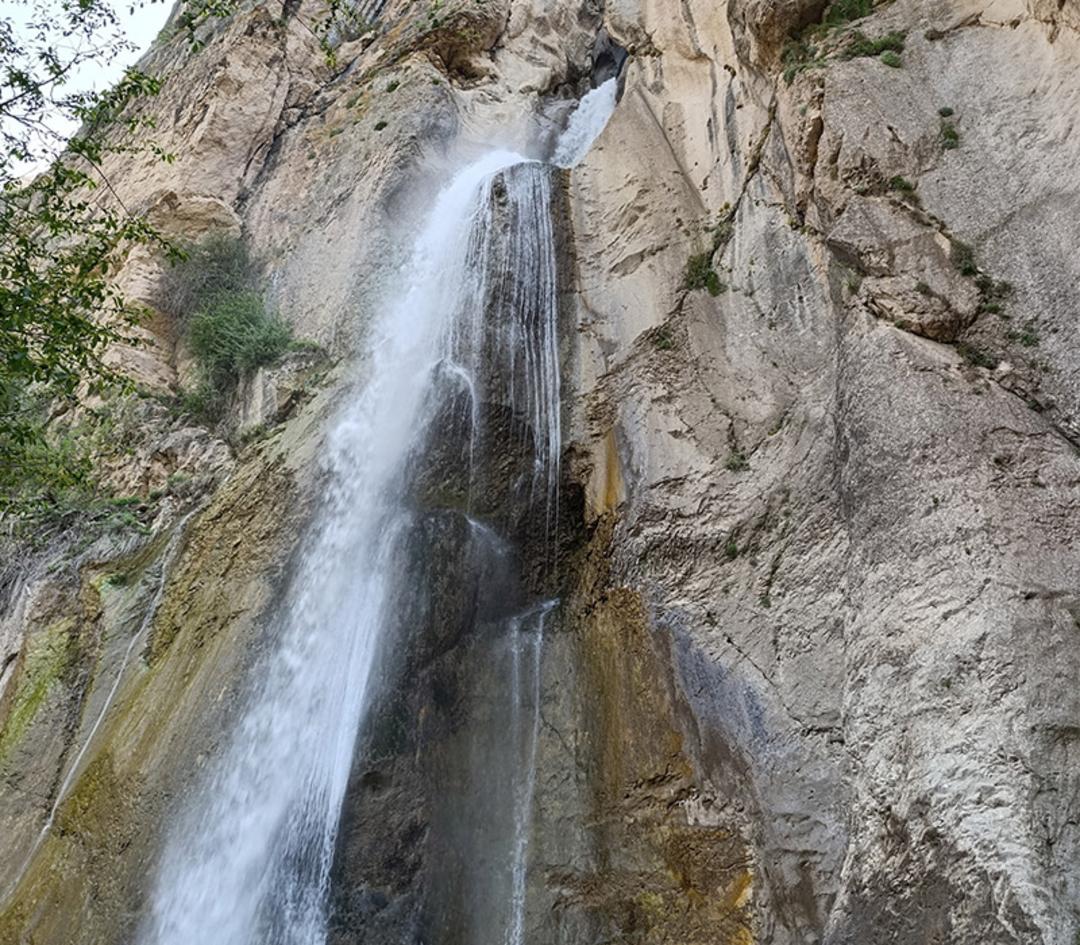جریان آب آبشار شاهاندشت از بالای صخره
