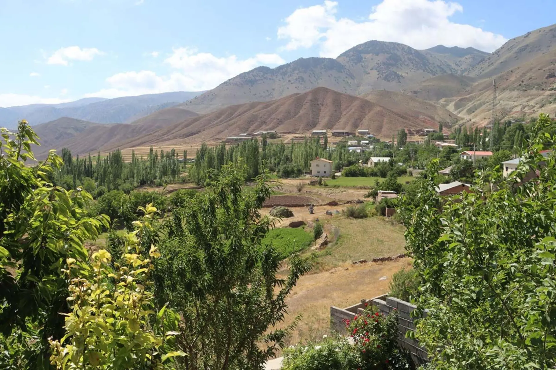 منظره کوهستانی روستای چاشم در شهمیرزاد