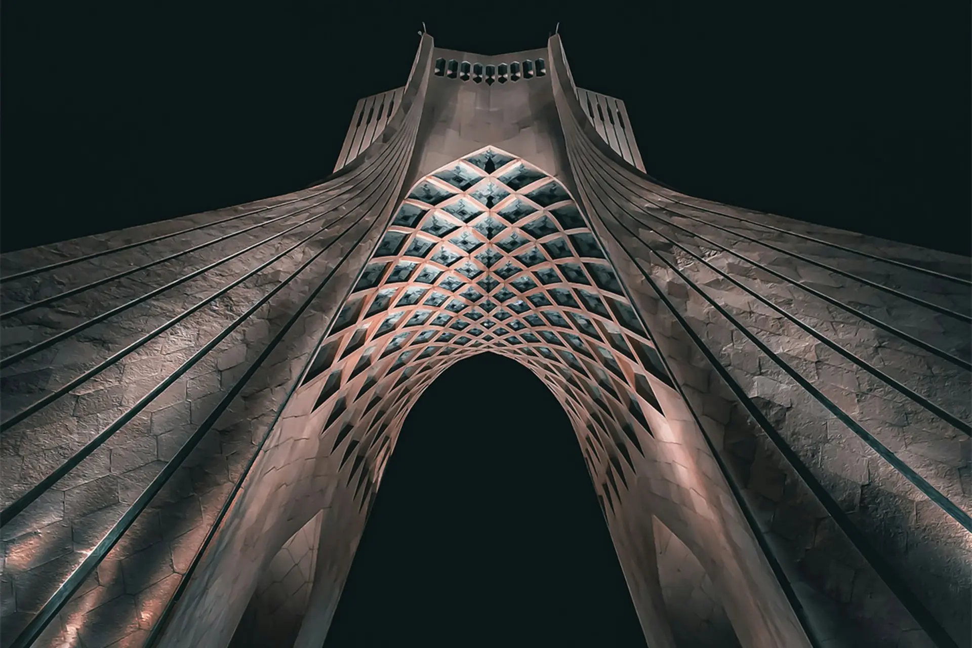 برج آزادی در شب