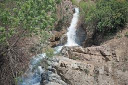 آبشار سیبان دره در میان صخره ها