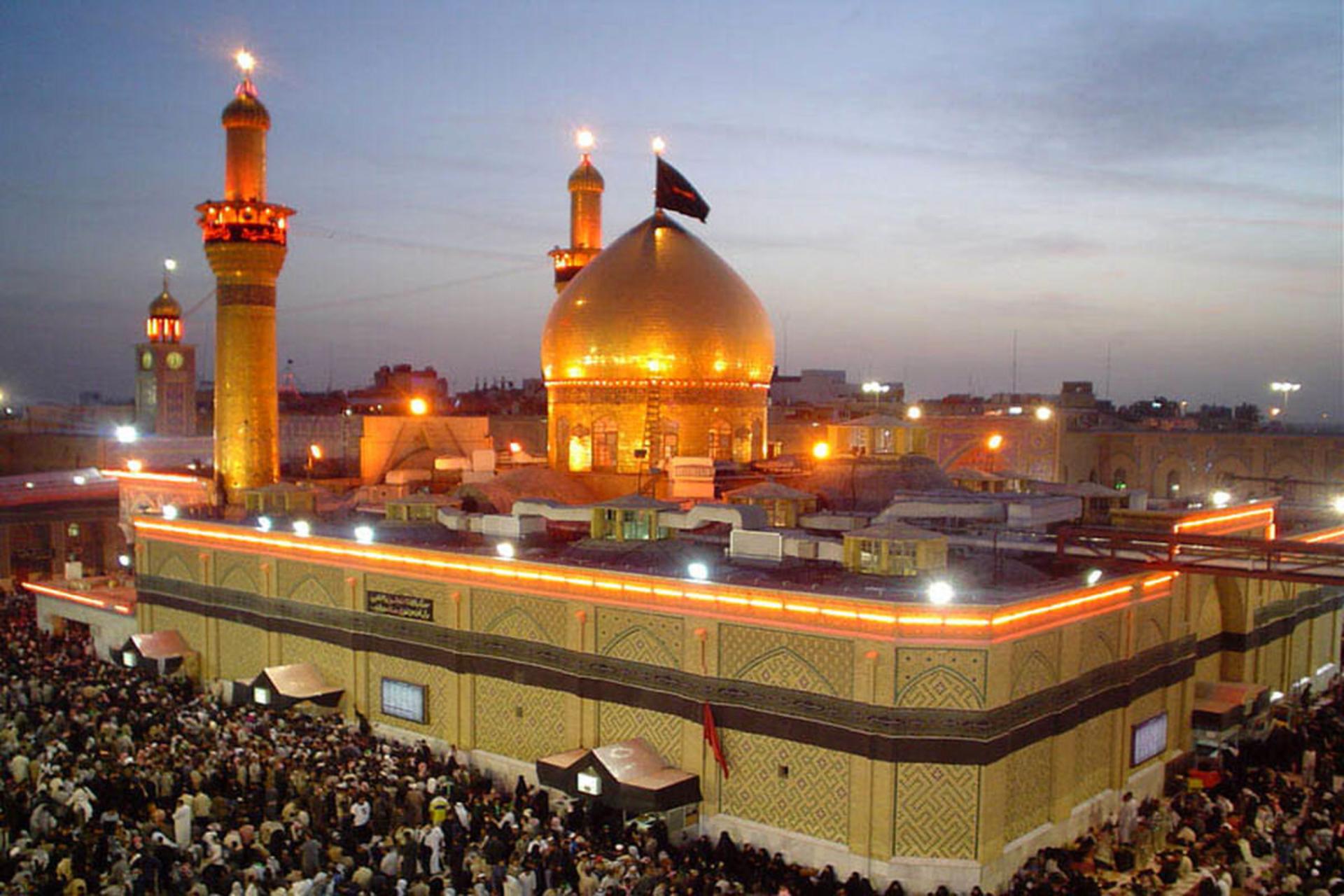 نمایی دور از بارگاه امام رضا و ازدحام زائران