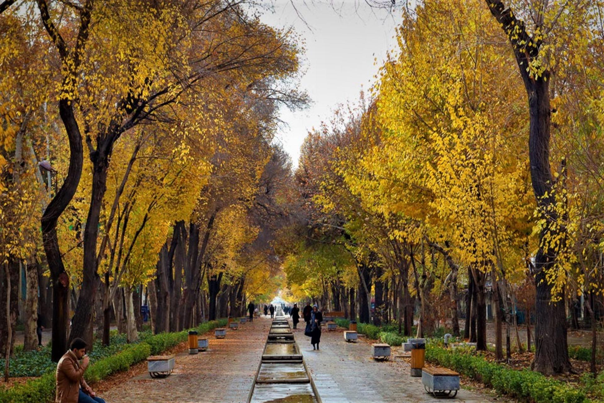 فضای پاییزی در خیابان چهارباغ عباسی