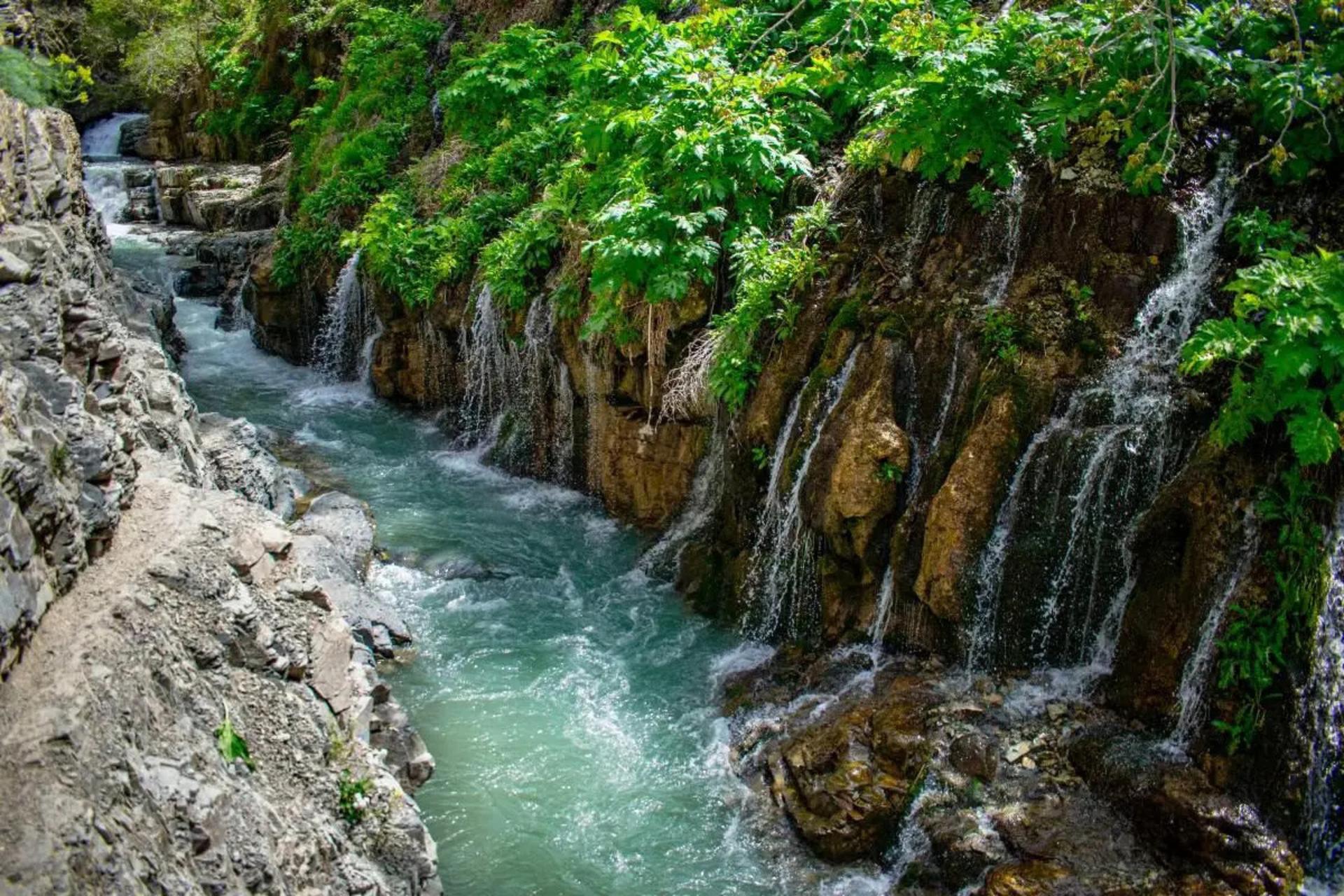 آبشار هفت چشمه در حاشیه رودخانه ارگنه