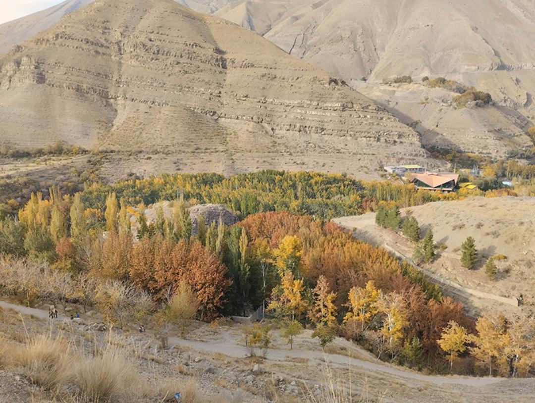 مسیر خاکی دسترسی به آبشار هفت چشمه
