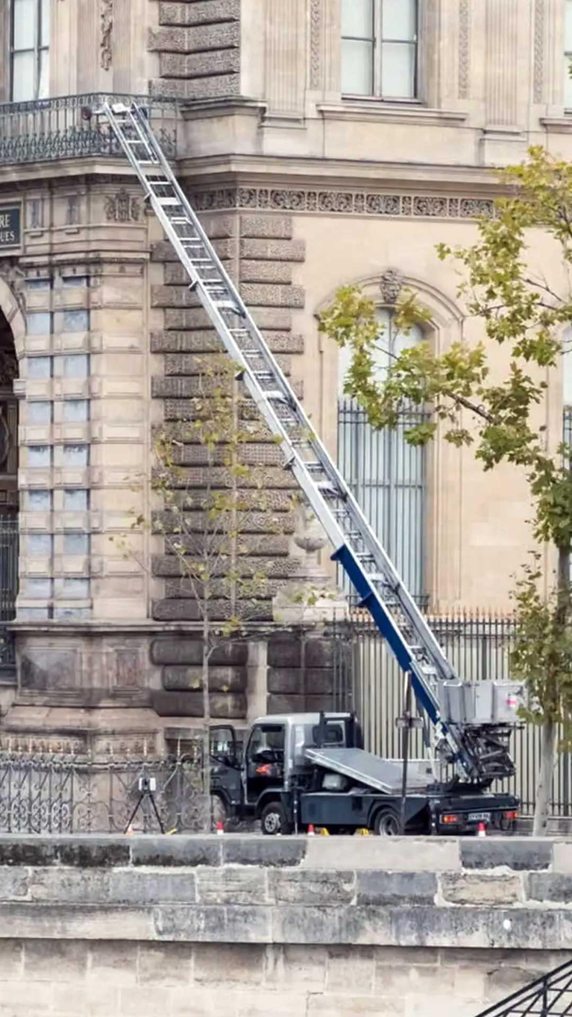 لحظه فرار سارقان موزه لوور!