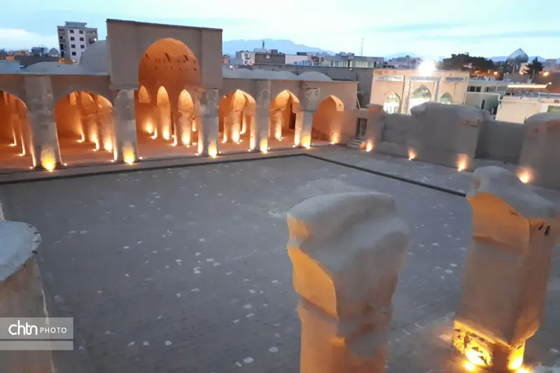 مسجد تاریخانه دامغان در نمای شب