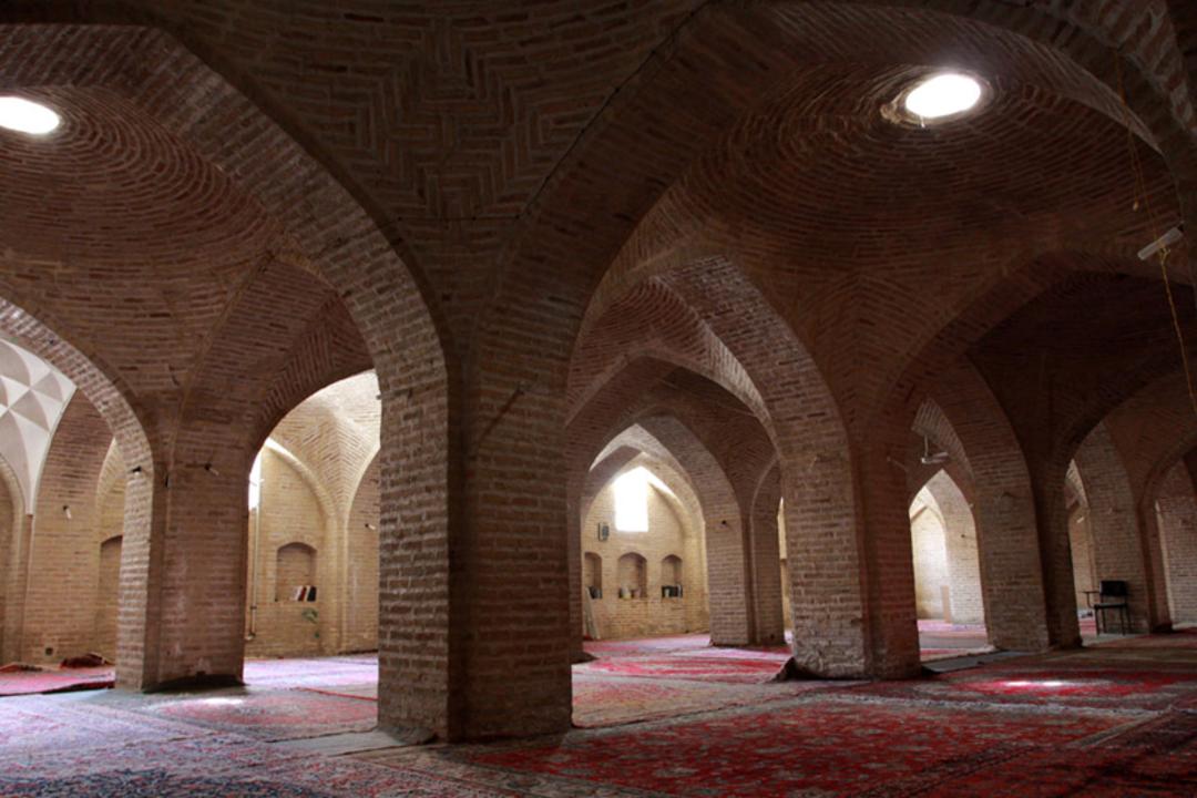 فضای داخلی مسجد جامع دامغان