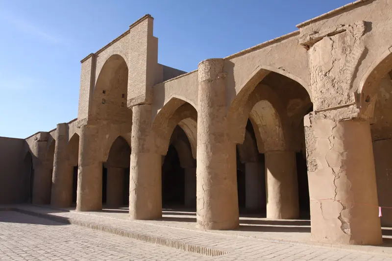 ستون های مسجد تاریخانه دامغان