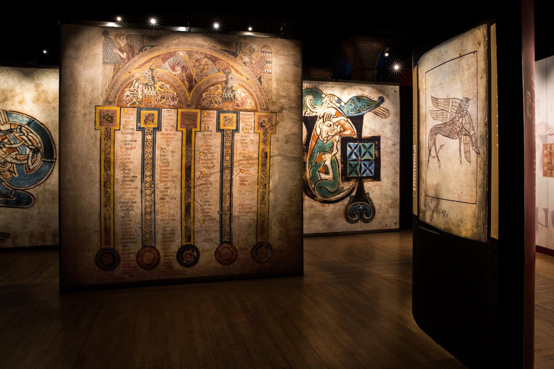 صفحات کتاب کلز در موزه دانشگاه دوبلین