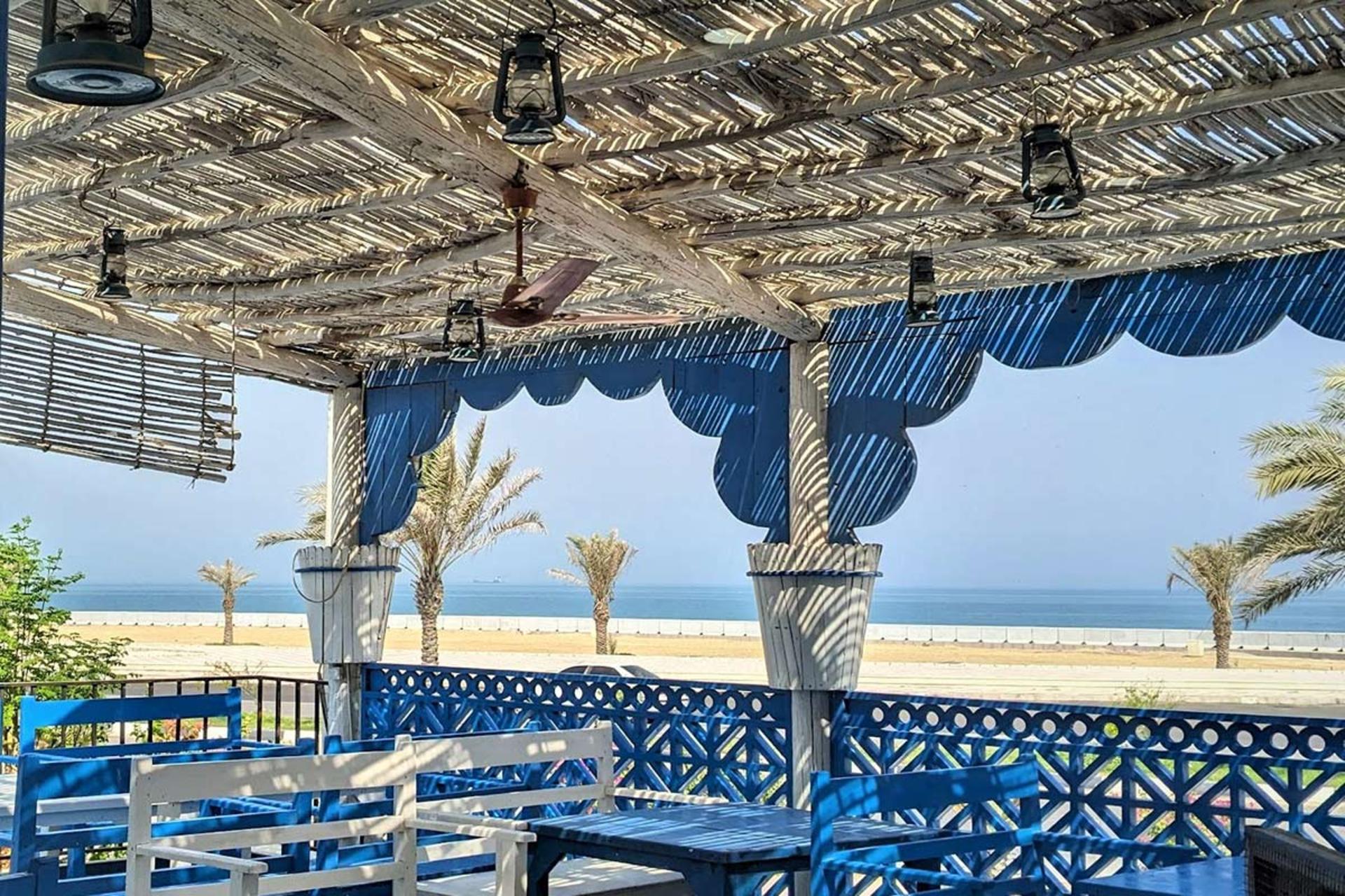 میز و صندلی در تراس رستوران اربیان تی هاوس قشم