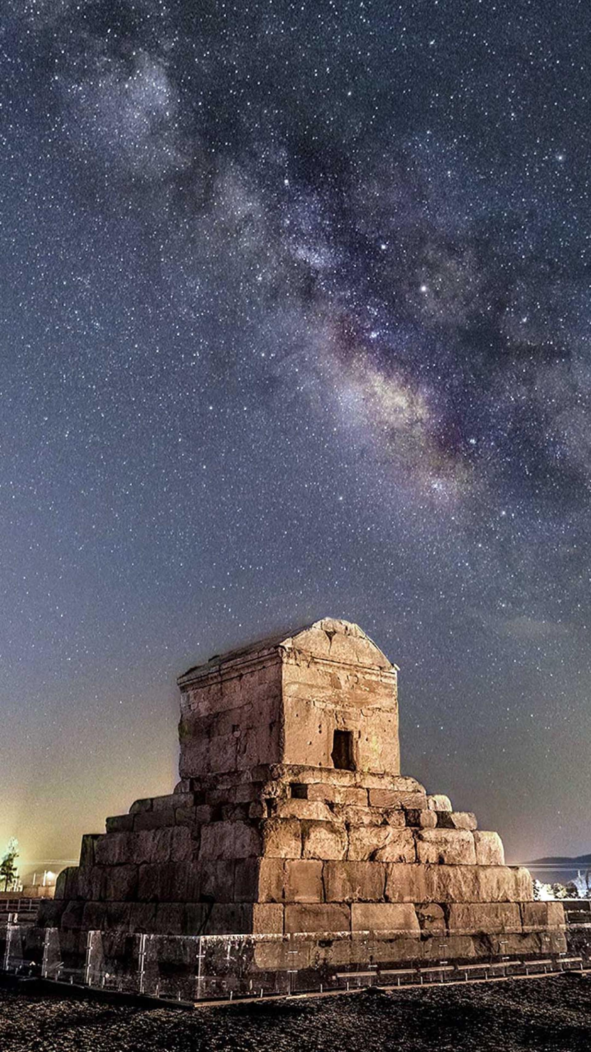 مقبره کوروش کبیر در شب