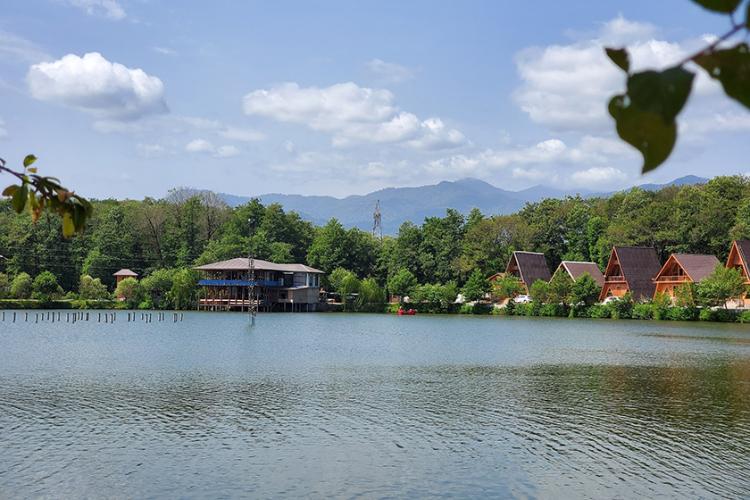 کلبه ها و امکانات تفریحی حاشیه دریاچه گیسوم