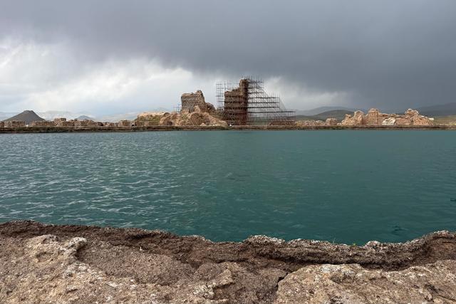 دریاچه تخت سلیمان در مجموعه باستانی تخت سلیمان تکاب