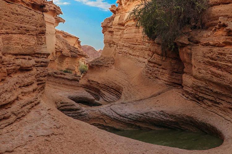 صخره های آهکی تنگه کریان قشم