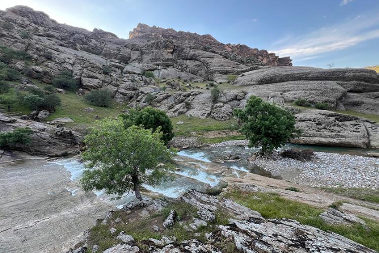 طبیعت سرسبز تنگه پیازه و جریان آب آبشار پیازه