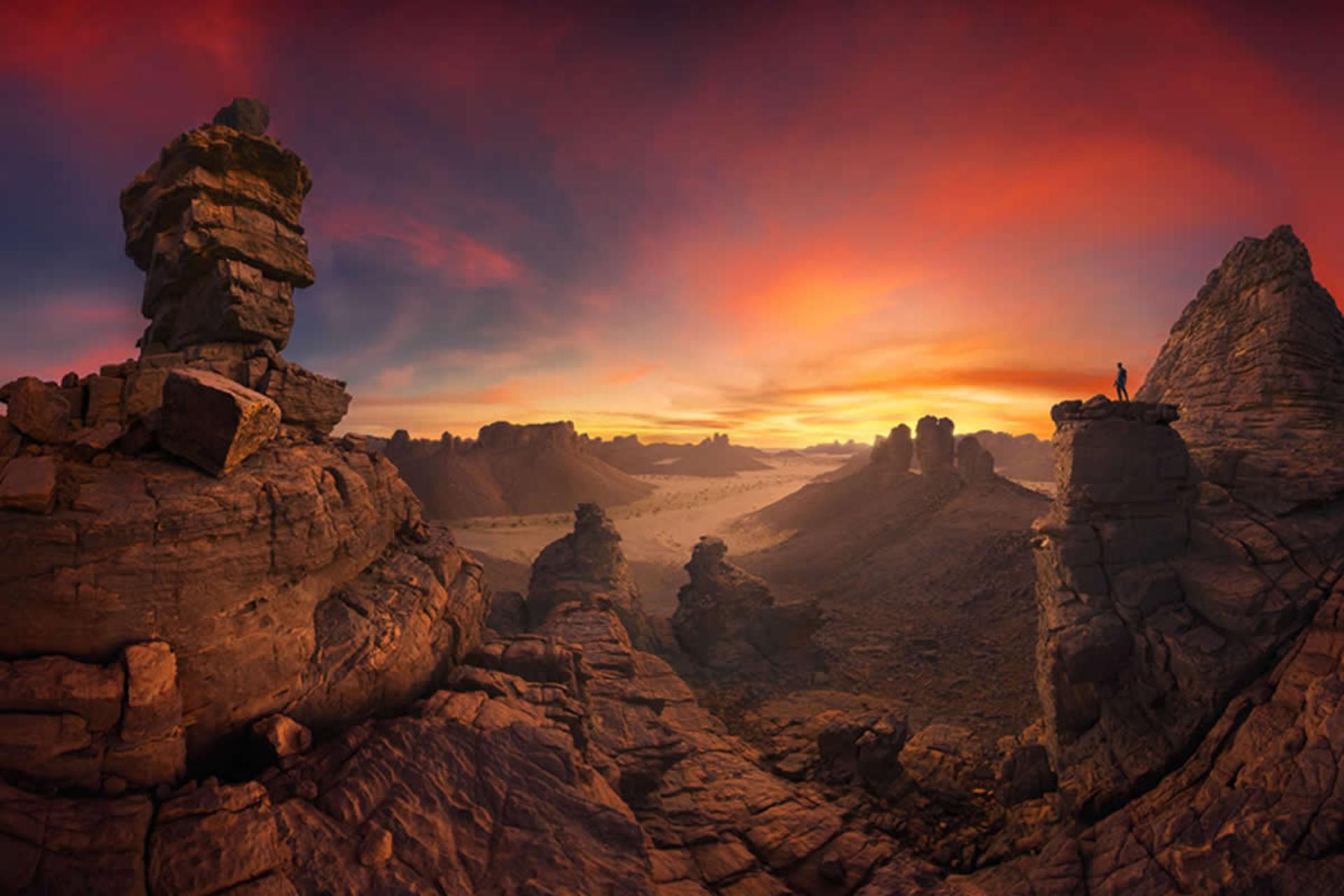 آسمان سرخ بر فراز صخره ها