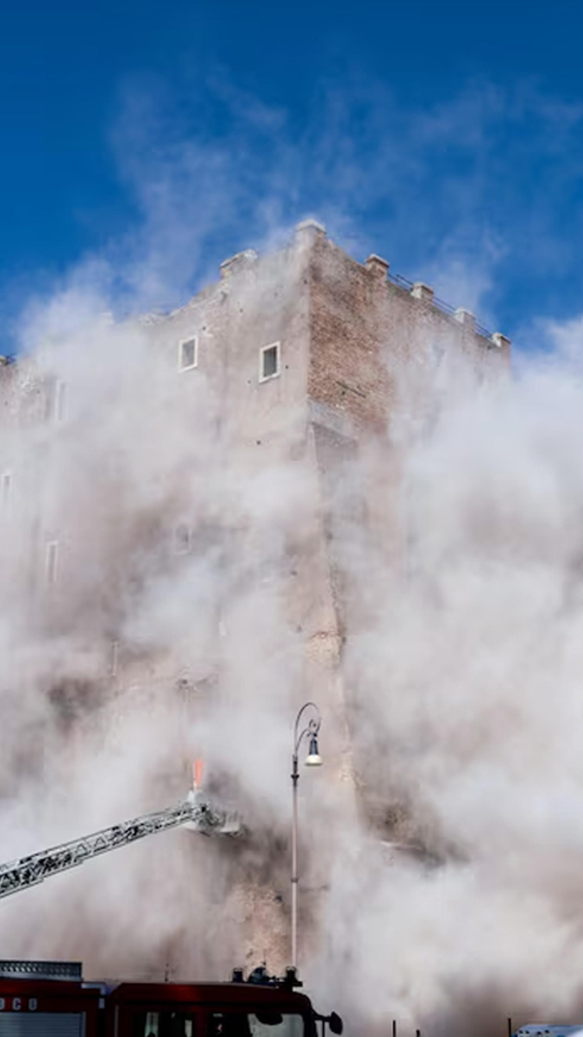 فرو ریختن برج باستانی ایتالیا 