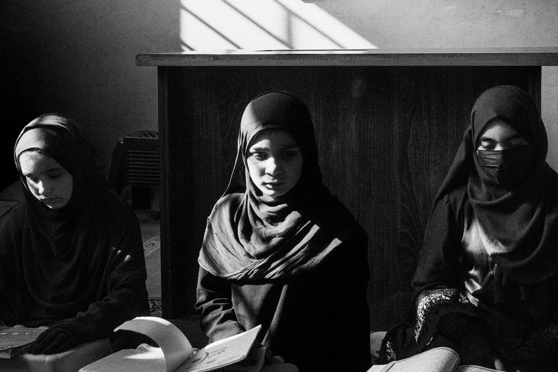 عکس سیاه و سفید دختران افغانستانی
