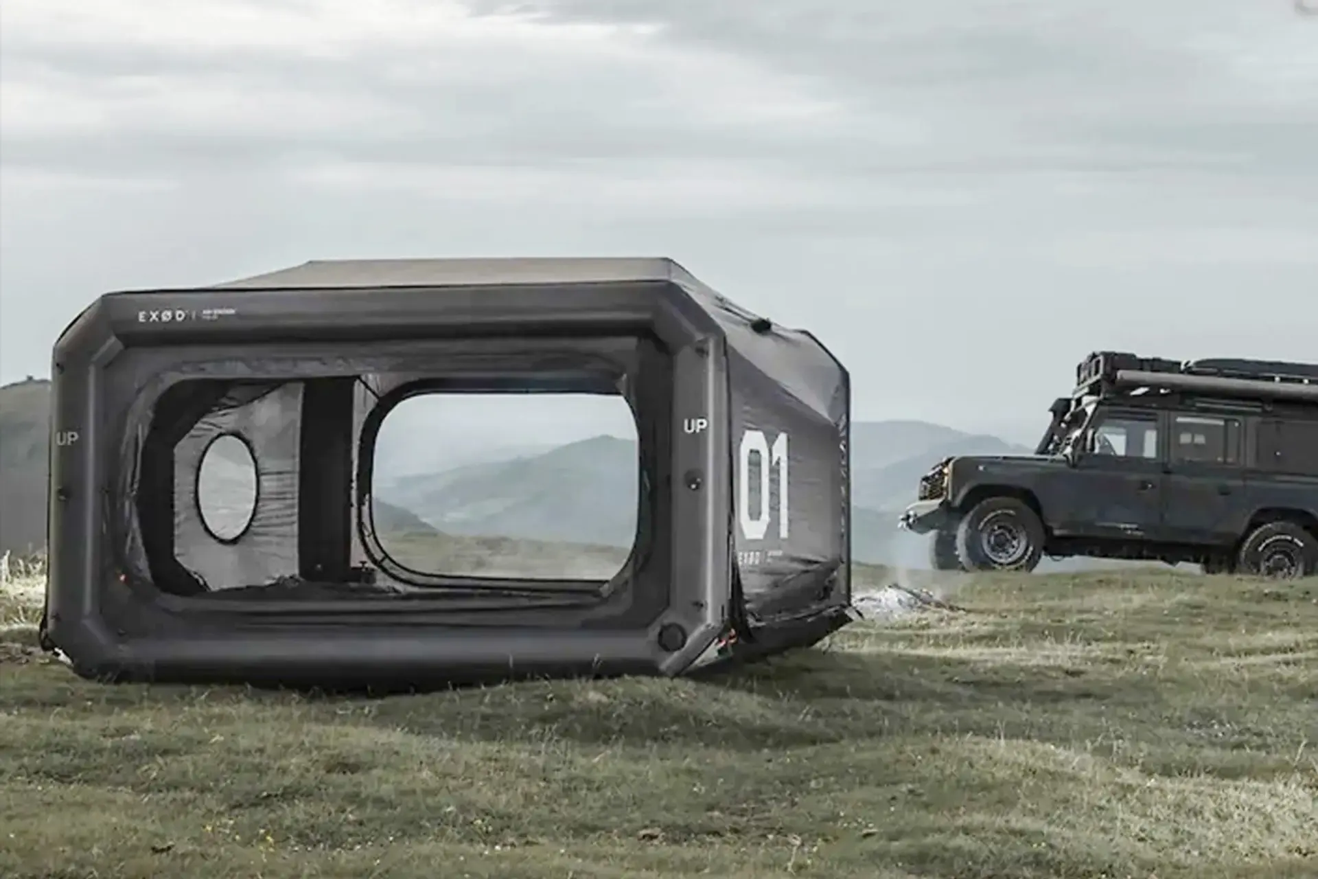 چادر ایر استیشن در کنار خودروی آفرود