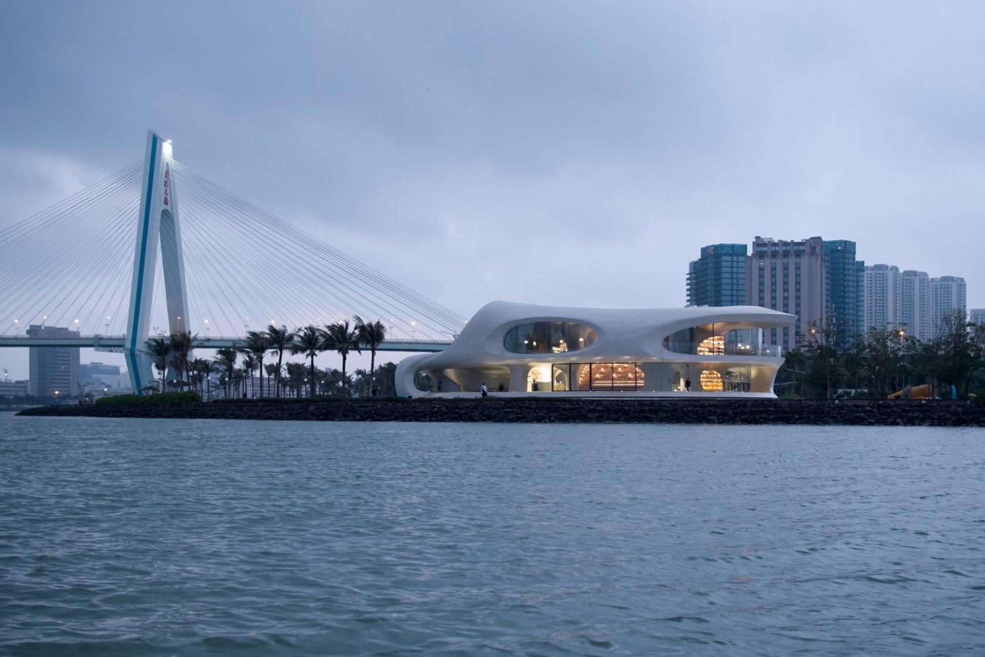 کتابخانه ابرمنظر در کنار خلیج هایکوی چین