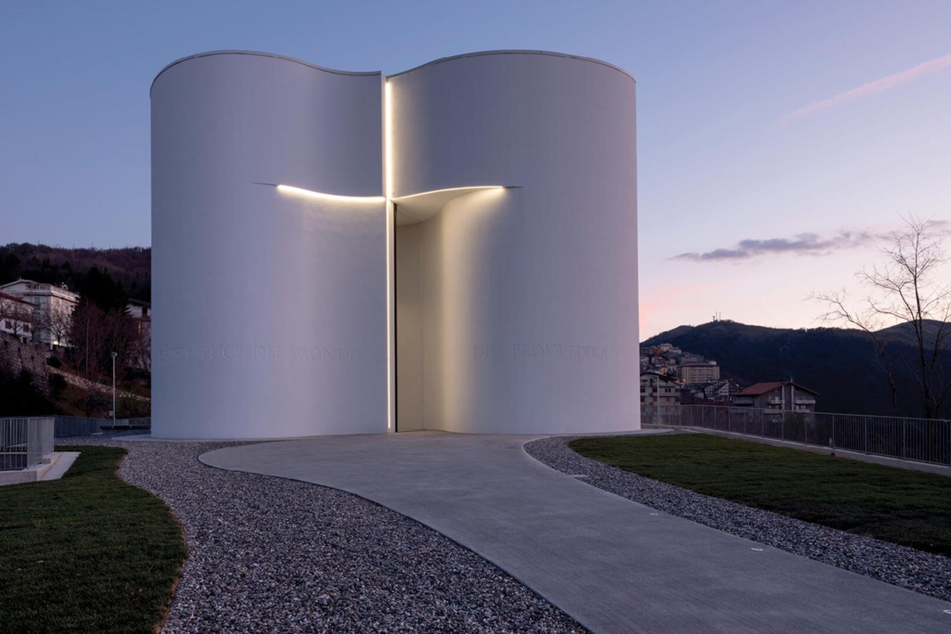 صلیب درخشان کلیسای مدرن سانتا ماریا گورتی در شب