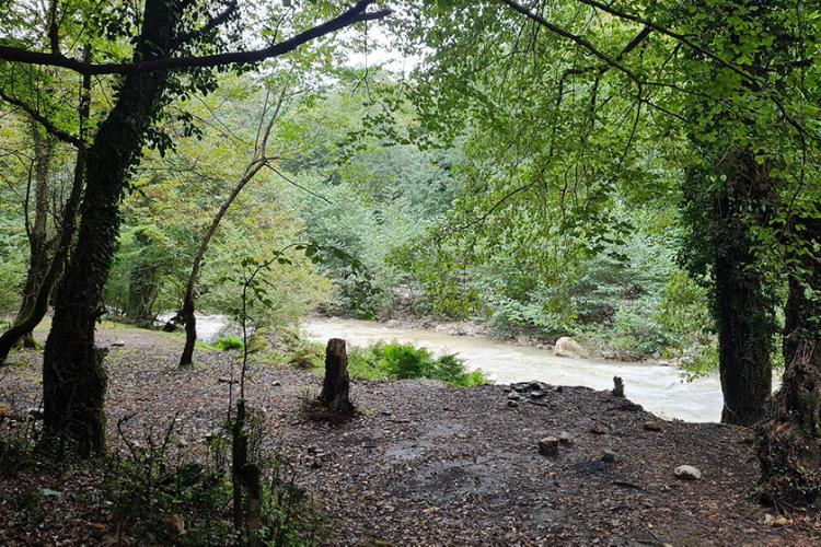 رودخانه در میان تنگه خیرود