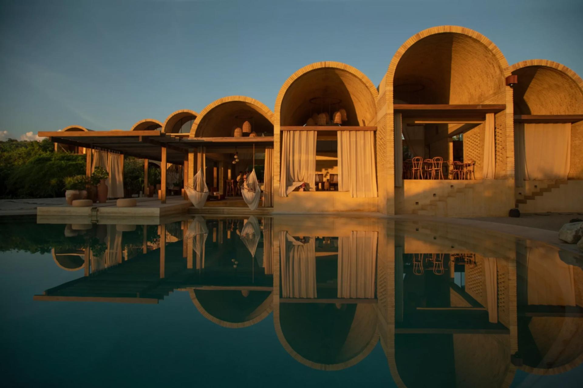 استخر هتل کاسونا اسفورزا