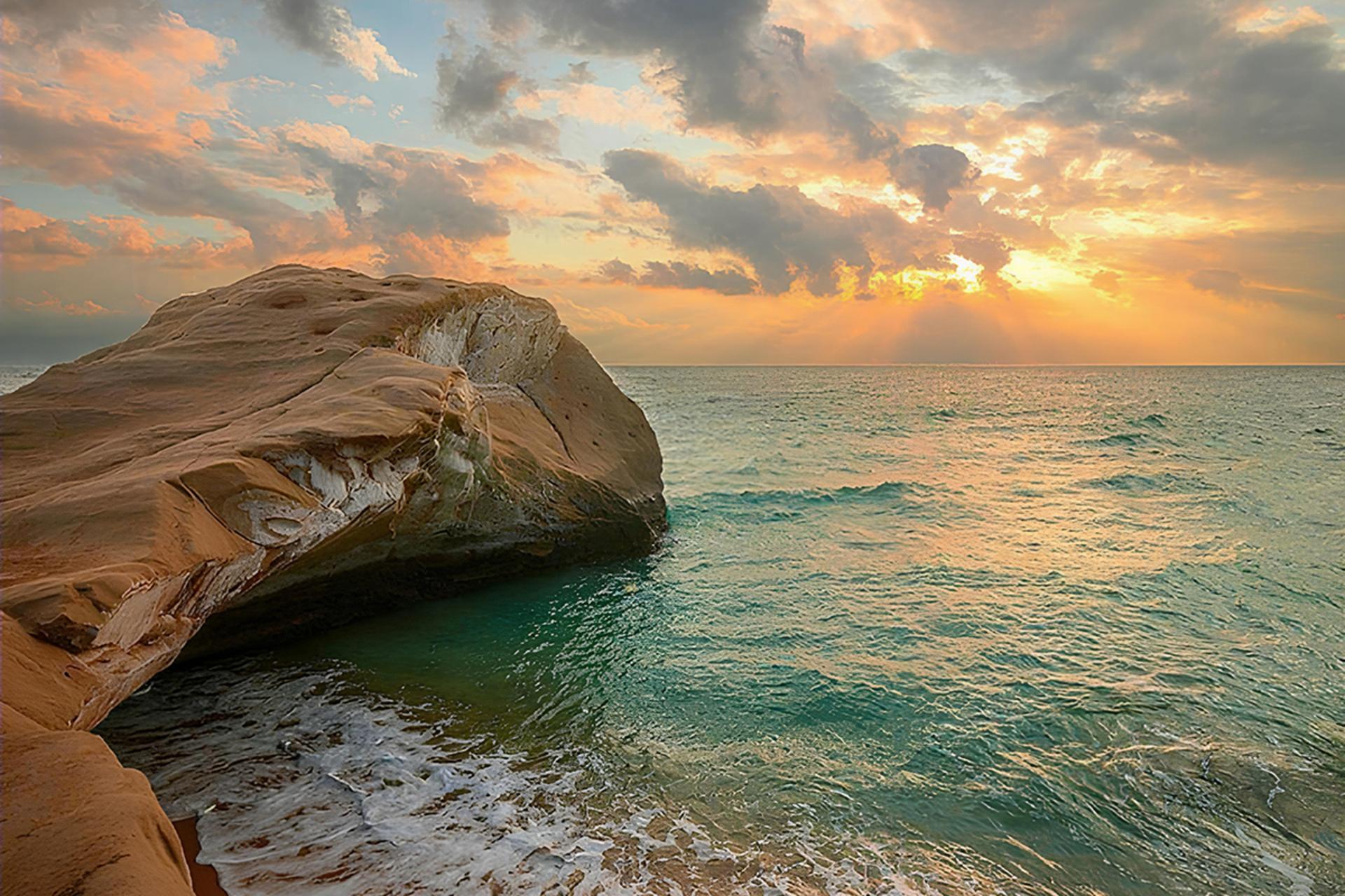 ساحل صخره ای جزیره هنگام و منظره غروب آفتاب