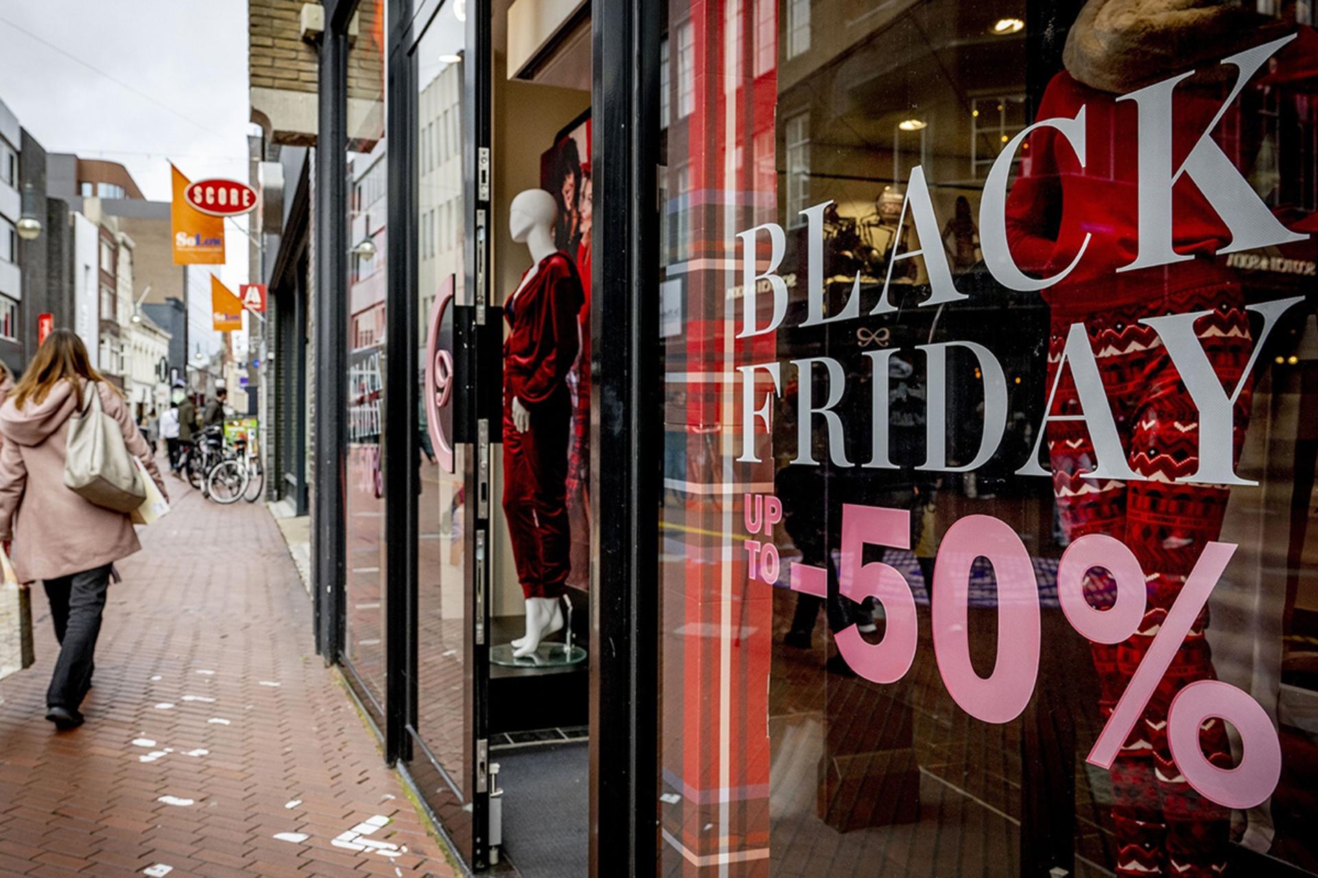 تبلیغات بلک فرایدی روی ویترین مغازه ها