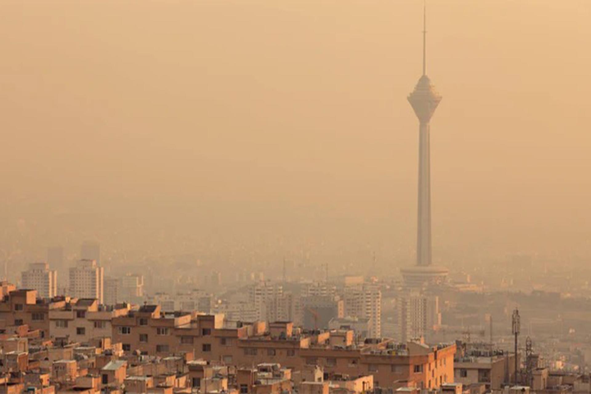 برج میلاد در میان آلودگی هوای تهران