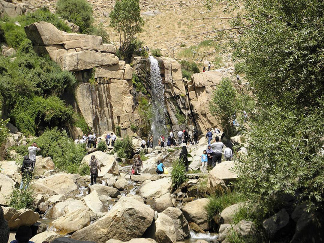 آبشار گنجنامه در دهکده گردشگری گنجنامه همدان